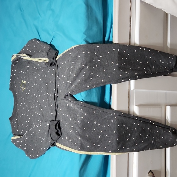 Very cute girls warm-up - Picture 1 of 2